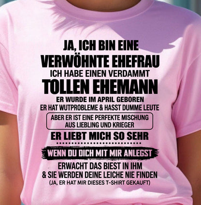 APRIL - VERWÖHNTE EHEFRAU - TOLLER EHEMANN - LIEBLING & KRIEGER - PERFEKTES GESCHENK VOM EHEMANN AN SEINE FRAU - LUAN04 (SKU2609-68-04)