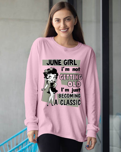 JUNE GIRL - I'M NOT GETTING OLD - I'M JUST BECOMING A CLASSIC - T-SHIRT FOR WOMEN - LUAN06 (SKU2610-07-06)