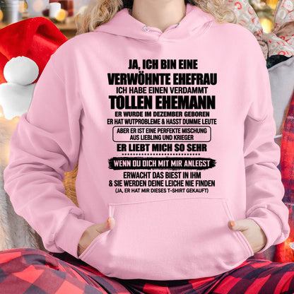 DEZEMBER - VERWÖHNTE EHEFRAU - TOLLER EHEMANN - LIEBLING & KRIEGER - PERFEKTES GESCHENK VOM EHEMANN AN SEINE FRAU - LUAN12 (SKU2609-68-12)