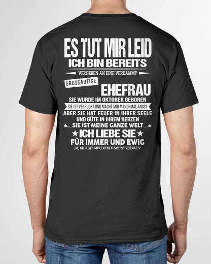 OKTOBER - SIE IST MEINE GANZE WELT ICH LIEBE SIE FÜR IMMER UND EWIG - Das perfekte Geschenk für Ihren Ehemann - GER/LUAN10 (SKU2605-350-10)